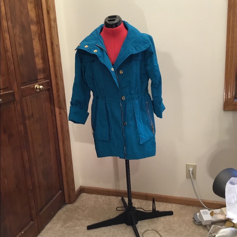 Seven7 water repellant lite coat, zippered with snap overlay, snap role up cuff